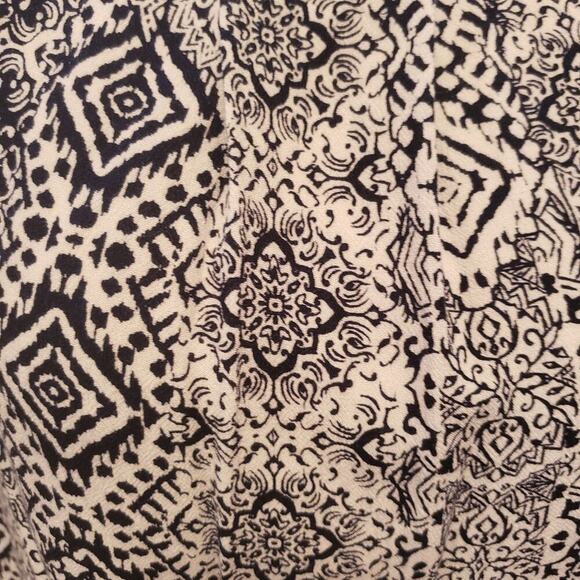 TORRID NAVY WHITE KEY HOLE AZTEC TANK SIZE 2 - Picture 3 of 6